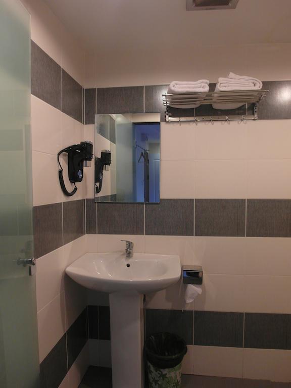 Mcity Inn Miri Room photo